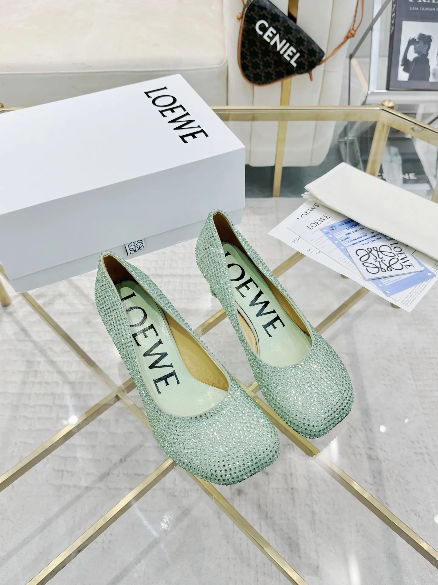 👟👟Ex-factory price 660👟👟 LOEWE‼ ️ New arrival‼ ️Imported genuine leather sole Loewe 2024/aw early spring latest T stage colored diamond series catwalk style 😘😘😘 Upper: imported silk cloth lining: imported water-dyed sheepskin outsole: original molded injection molded leather outsole Heel: original molded 1:1 Heel height: 5.5cm Size: 35-39 (40/41/42/43 custom-made, non-refundable)